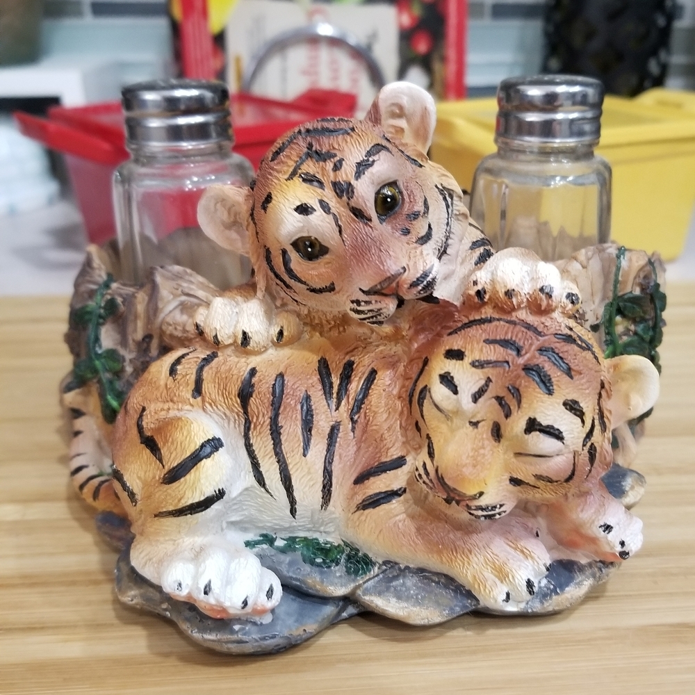 Tiger Lion Cubs Baby Resin Salt & Pepper Shaker 3pc Set - Picture 12 of 12